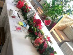 flores rojas sobre mesa